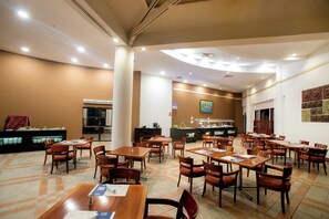 Phục vụ bữa sáng, bữa trưa và bữa tối
