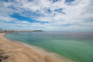 Quarto casal, de frente para o oceano | Edredons de pluma, frigobar, cofres nos quartos, escrivaninha