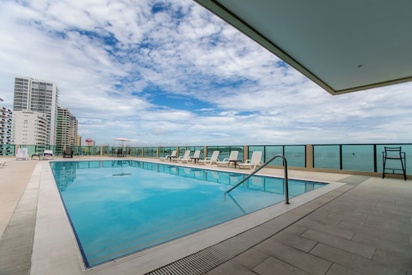 2 piscine all'aperto, ombrelloni da piscina, lettini