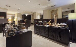 Petit déjeuner buffet servi tous les jours en supplément