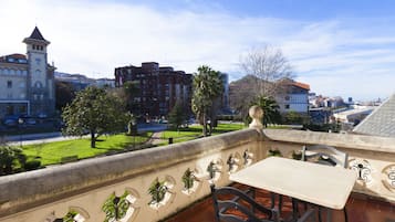 Een minibar, een kluis op de kamer, een bureau, verduisterende gordijnen