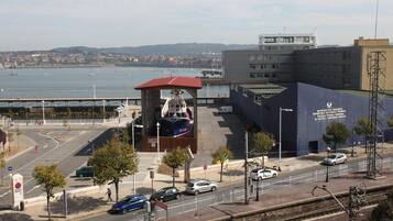 Un bâtiment situé sur la côte, avec un toit rouge, une façade bleue et une enseigne indiquant qu’il s’agit d’une école technique.