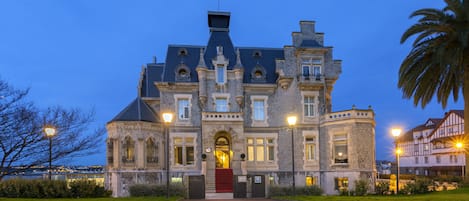 Bagian depan properti - sore/malam