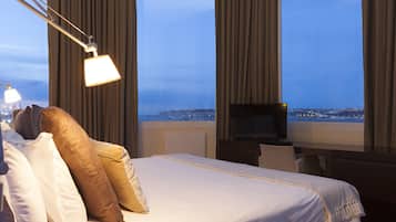 Suite Junior, vue océan | Minibar, coffres-forts dans les chambres, bureau, rideaux occultants