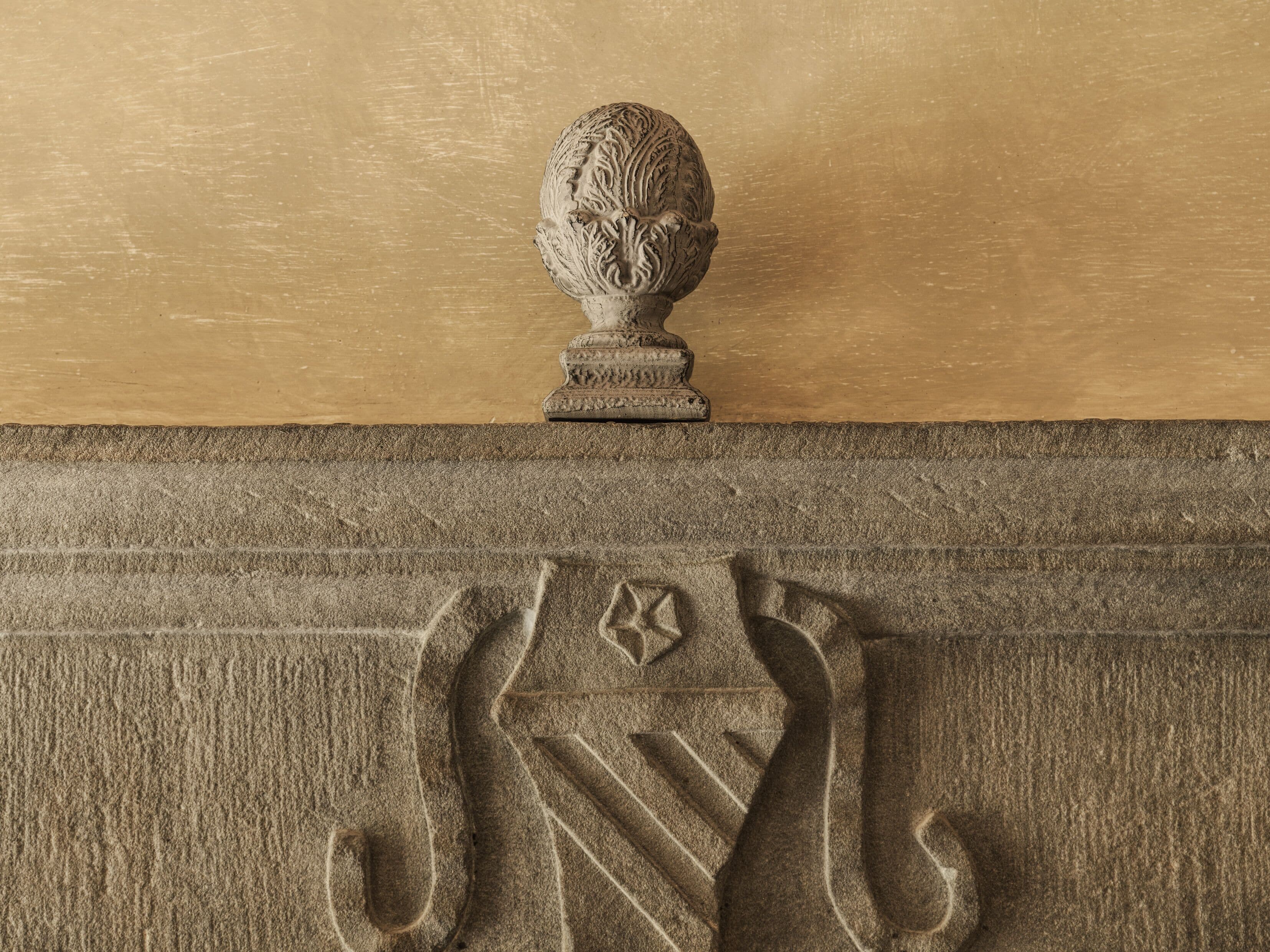 A stone balustrade with an ornate balustrade balustrade with a decorative finial.