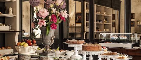 Petit déjeuner buffet (35 EUR par personne)