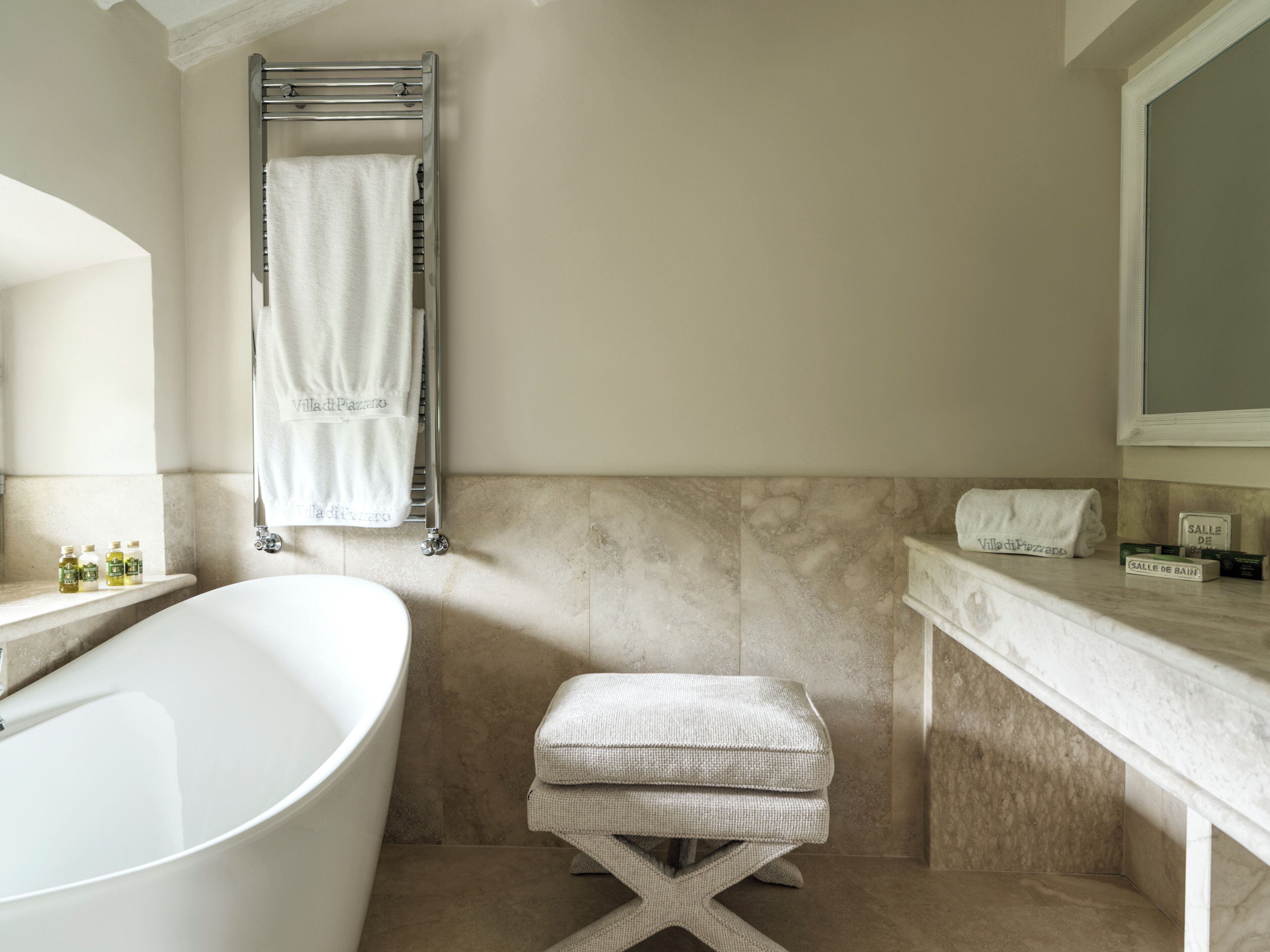 Attic Suite | Bagno | Set di cortesia firmato, asciugacapelli, accappatoio, pantofole