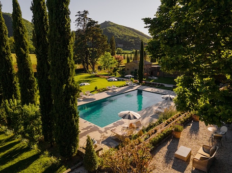Außenpool, Liegestühle. Villa di Piazzano - Small Luxury Hotel of the World