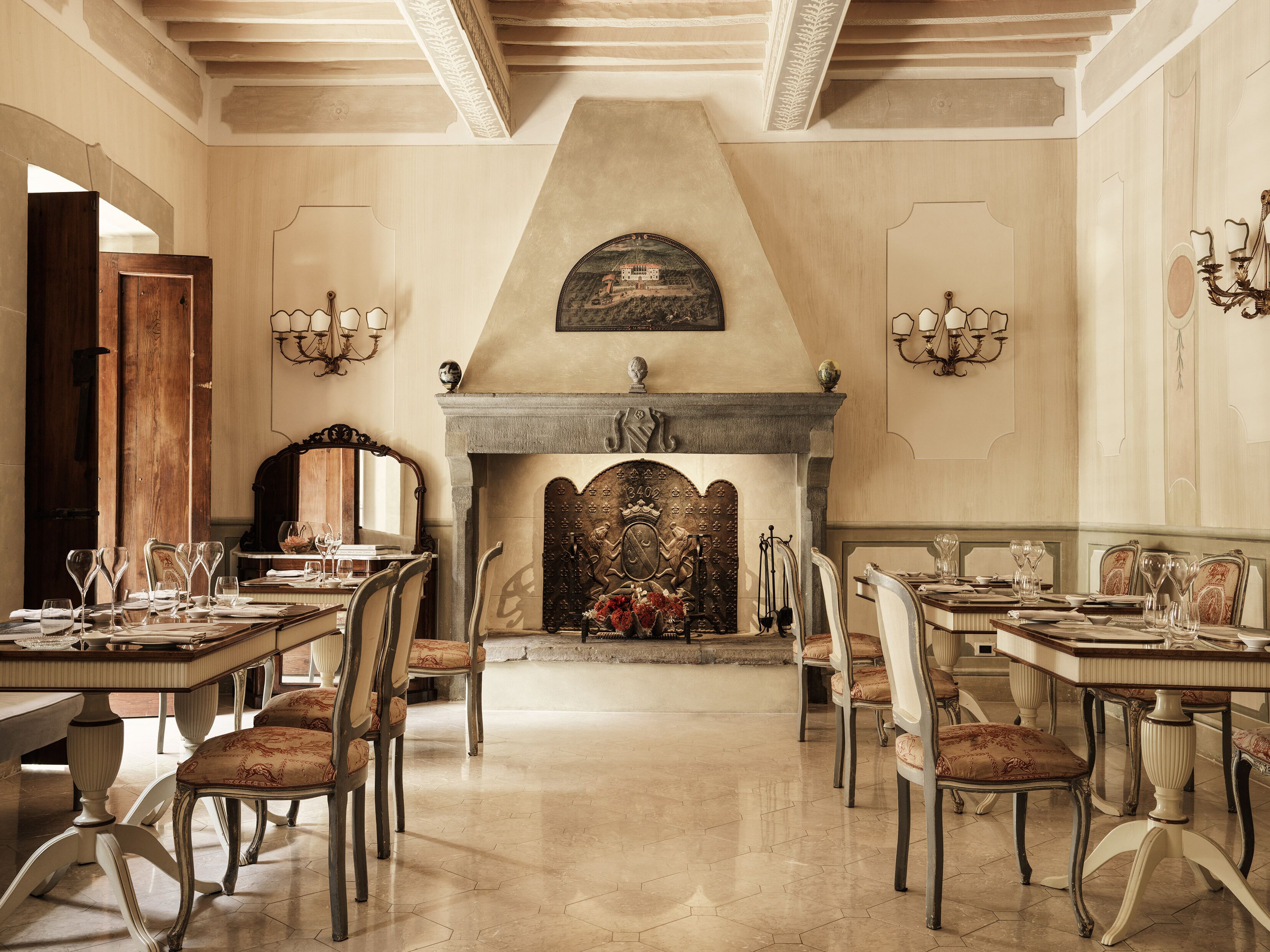 Comedor con chimenea, muebles de madera y un candelabro.