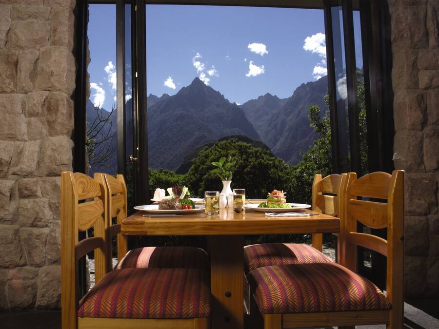 2 restaurants, lunch, dinner served; international cuisine