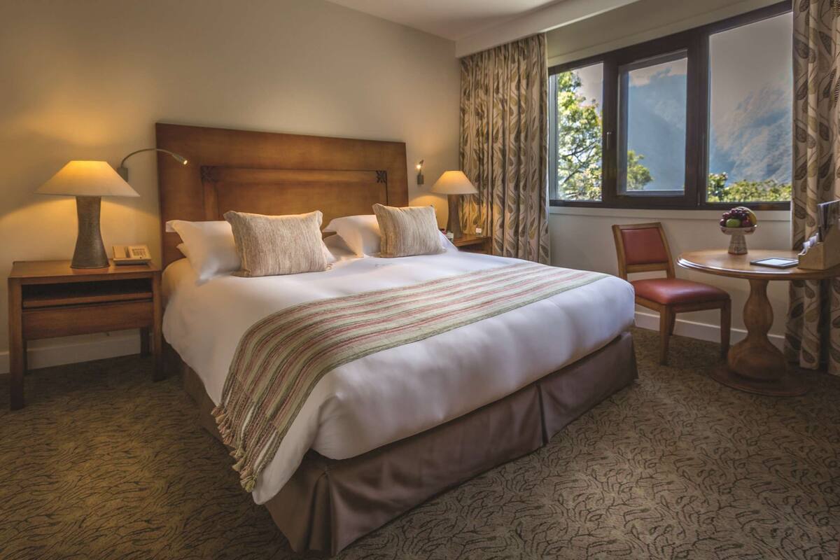 Deluxe Room | 1 bedroom, hypo-allergenic bedding available, down comforters