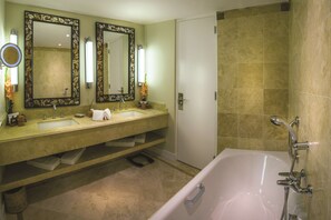 Regadera, amenidades de baño gratuitas, secadora de cabello, batas 