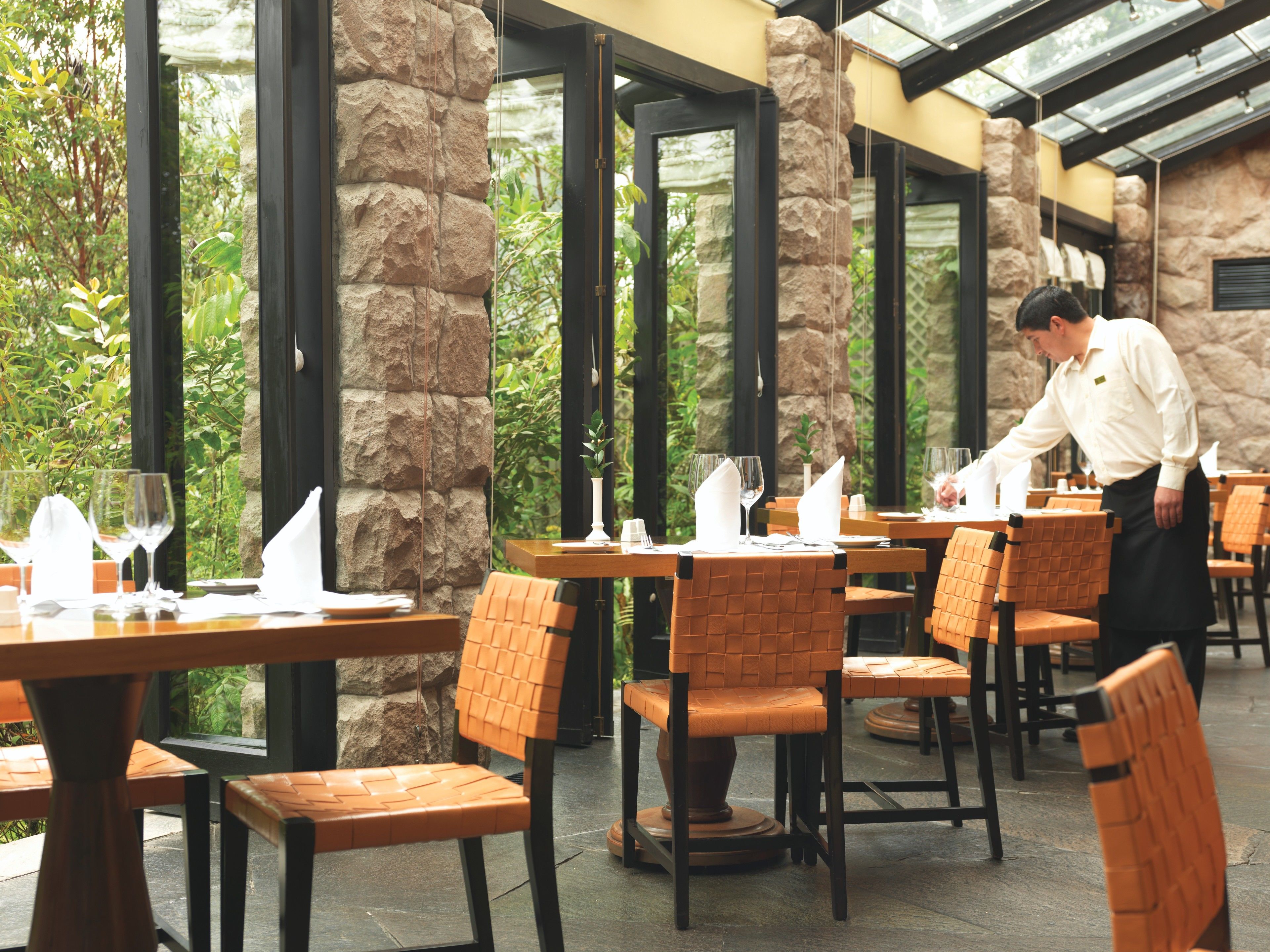 2 restaurants, lunch, dinner served; international cuisine