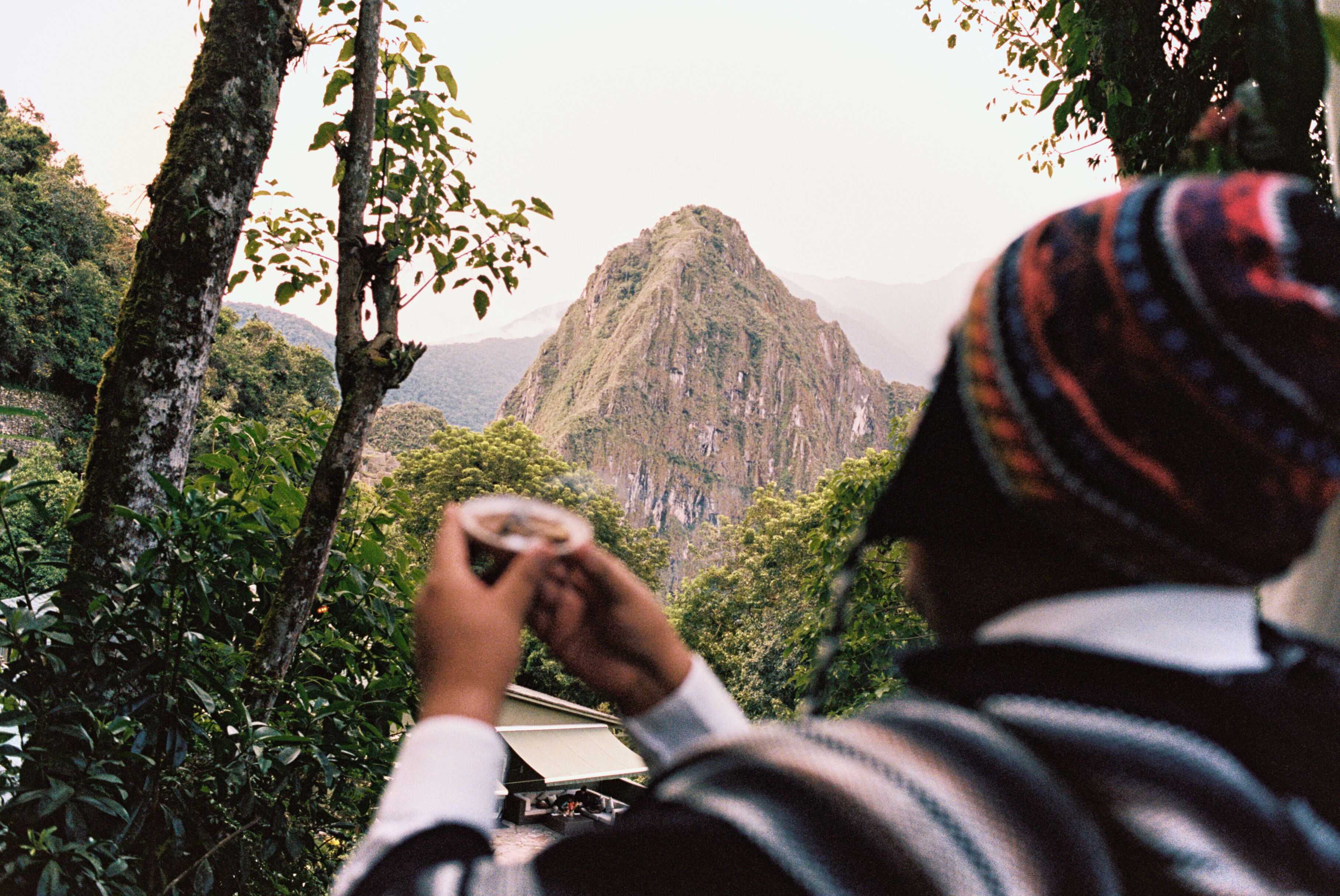 Une personne prend une photo d'une montagne.
