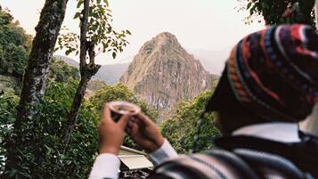 Une personne prend une photo d'une montagne.