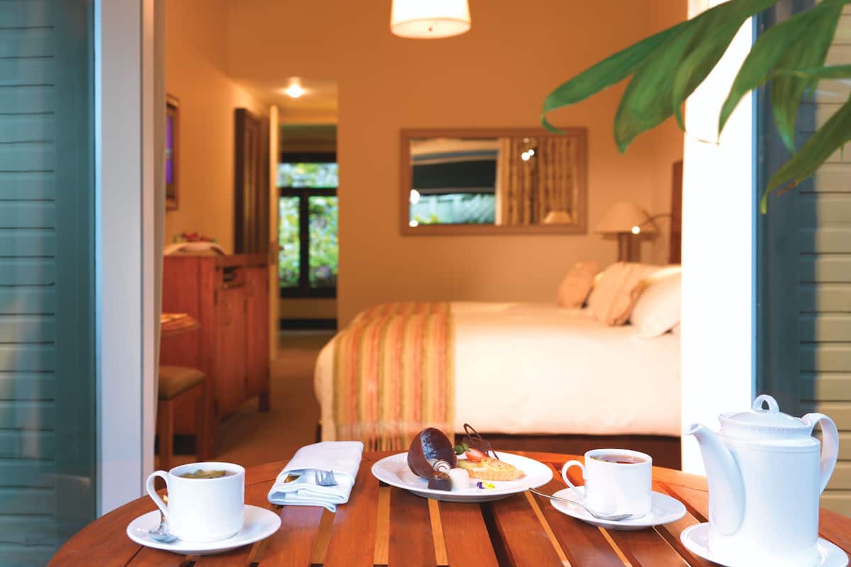 1 bedroom, hypo-allergenic bedding, down duvets, free minibar