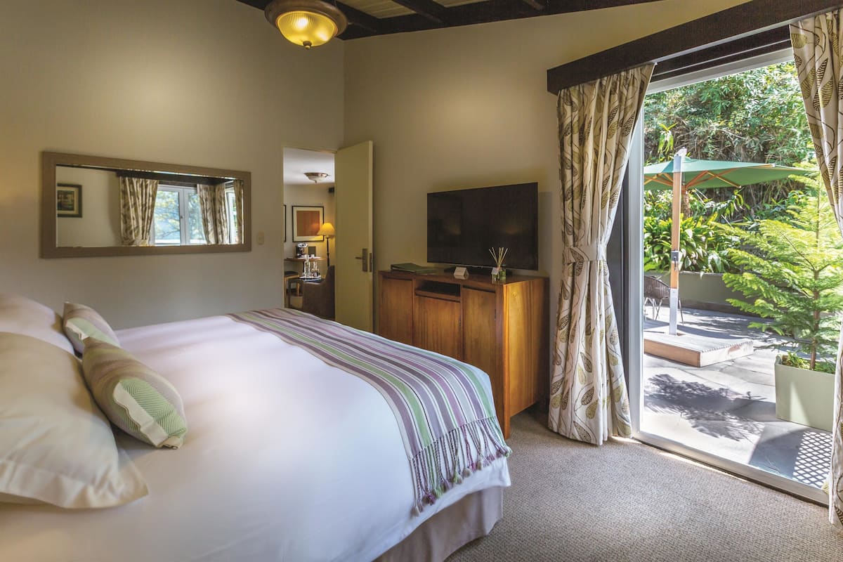 1 bedroom, hypo-allergenic bedding, down duvets, free minibar