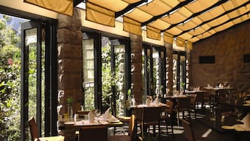 2 restauranter; serverer frokost, aftensmad og internationale retter