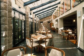 2 restaurantes; se sirven comidas y cenas
