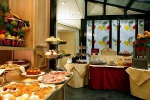 Desayuno buffet diario (EUR 10 por persona)