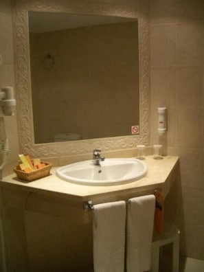 Sèche-cheveux, serviettes fournies, savon, papier toilette