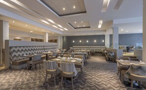 2 restaurants, breakfast, lunch, dinner served; international cuisine 
