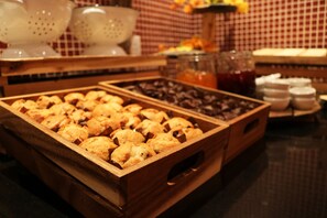 Petit déjeuner en libre-service compris tous les jours