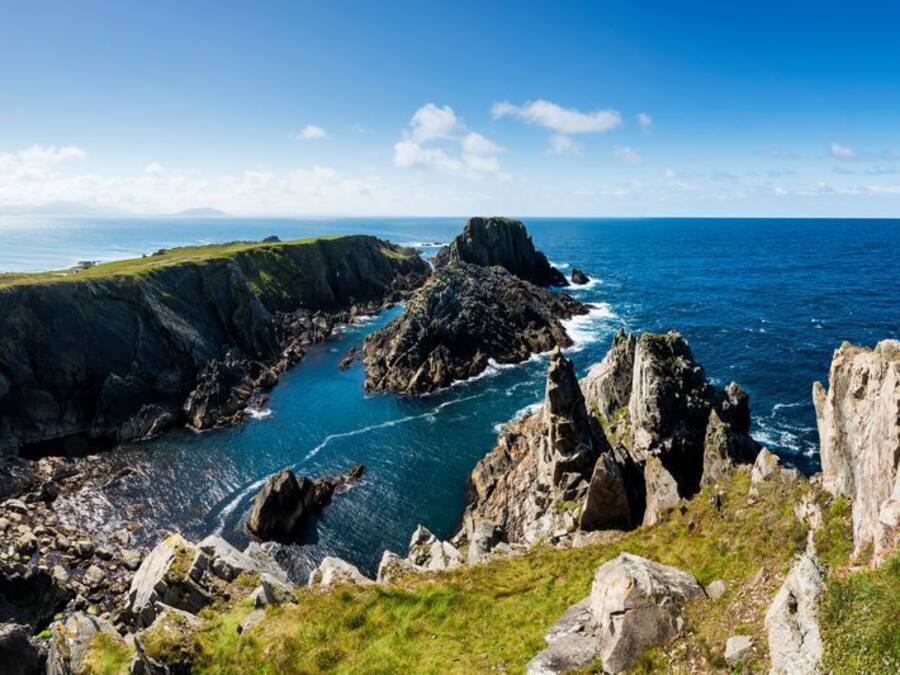 Un paisaje costero con acantilados rocosos y una vista despejada del mar.
