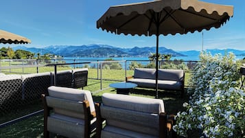 Family 4 DELUXE, vista sul lago, con piscina in terrazza | Terrasse/patio