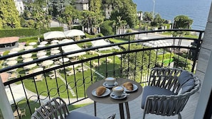 Junior Suite DUPLEX, con scala interna, e vista sulla piscina e sul lago | 테라스/파티오