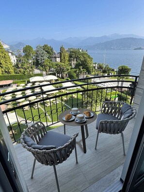 Junior Suite DUPLEX, con scala interna, e vista sulla piscina e sul lago | Terraço/pátio