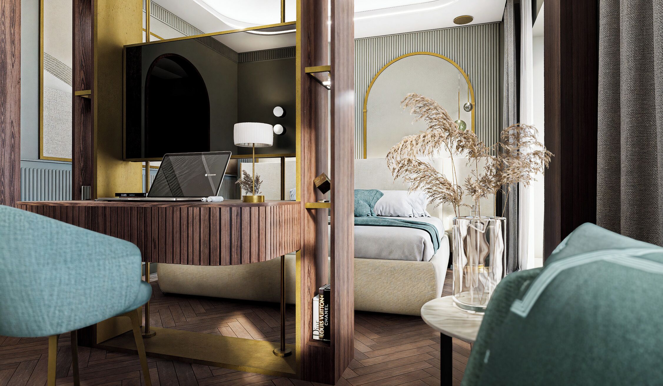 Une chambre d’hôtel avec un bureau en bois, un lit, un coin salon et un grand miroir.