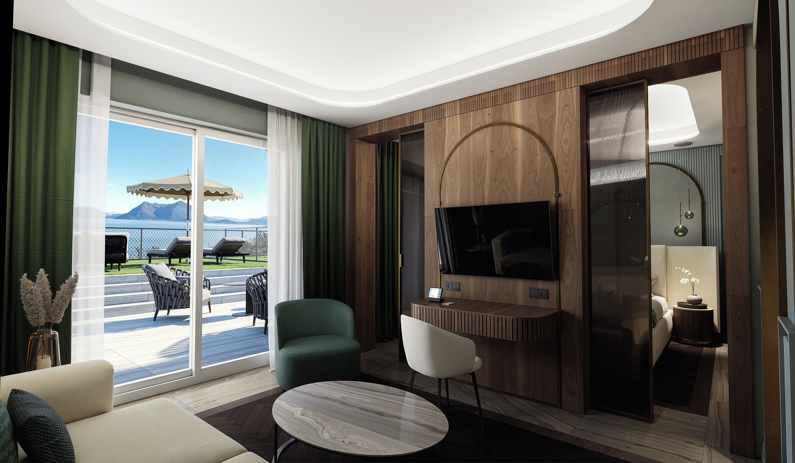 Habitación de hotel con un amplio ventanal corredero a un balcón, un televisor de pantalla plana montado en una pared de paneles de madera, una mesa redonda de mármol y una zona de estar con sofá y sillones.