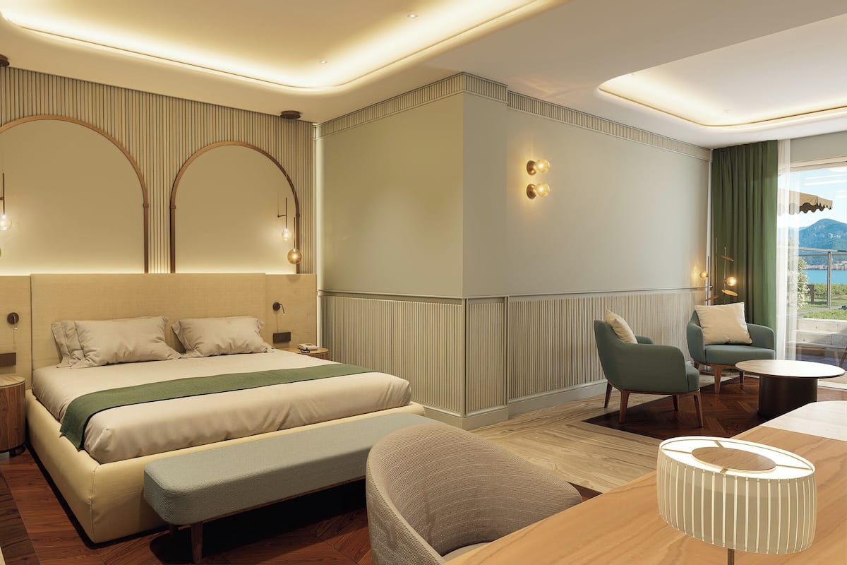 Junior Suite, vista laterale sul lago e sulla piscina, con terrazza | Safe på rommet, wi-fi (inkludert), individuelt innredet og sengetøy