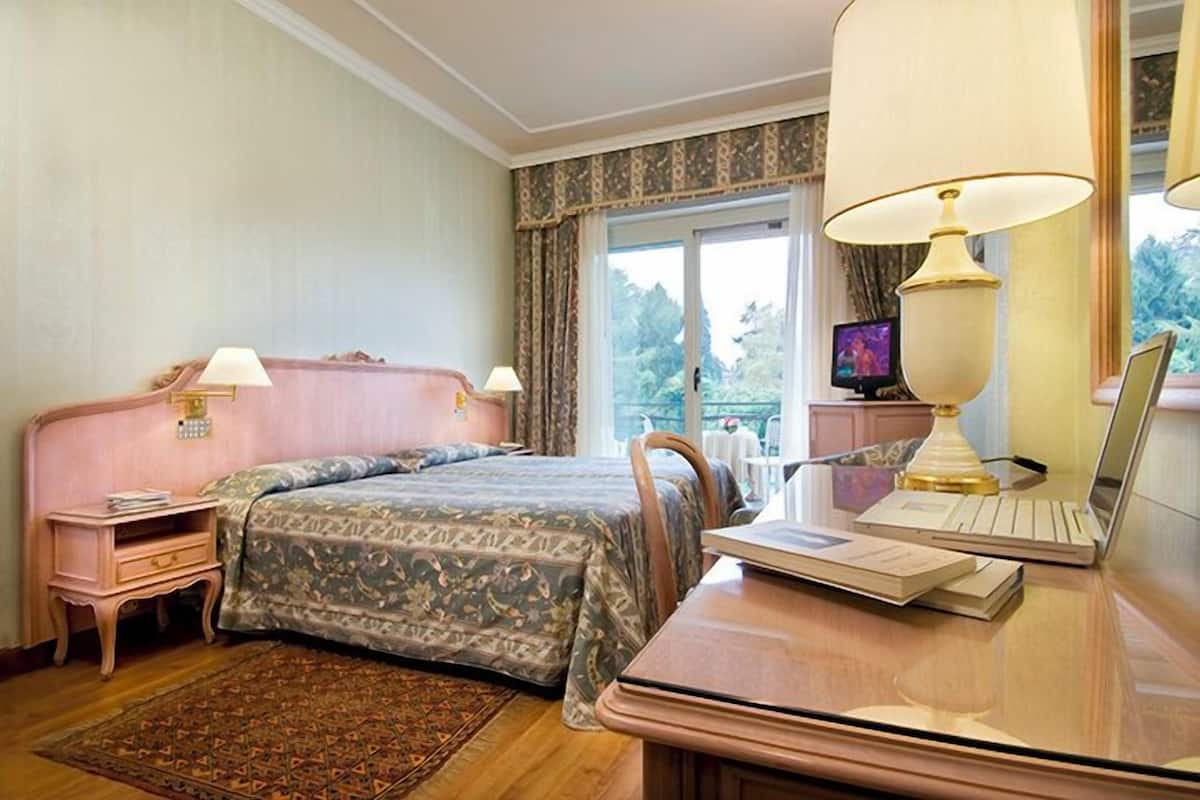 Classic Double Room, Partial Lake View | 1 bedroom, in-room safe, individually furnished, free WiFi