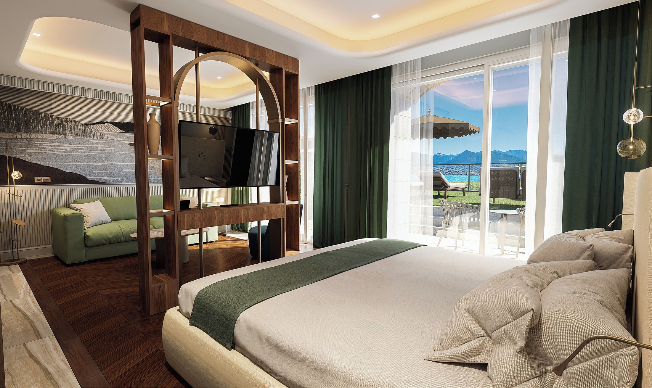 Quarto de hotel com uma cama grande, televisão, sofá verde e vista para o mar.