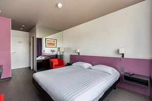In-room safe, desk, blackout curtains, soundproofing - Hotel Les Nations (Geneva)