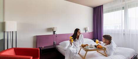 Zimmersafe, Schreibtisch, Verdunkelungsvorhänge, schallisolierte Zimmer