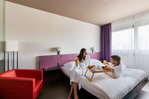 Zimmersafe, Schreibtisch, Verdunkelungsvorhänge, schallisolierte Zimmer