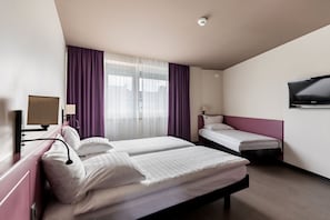 Triple Room | In-room safe, desk, blackout drapes, soundproofing
