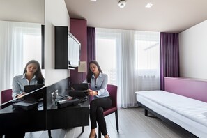 Single Room | In-room safe, desk, blackout drapes, soundproofing