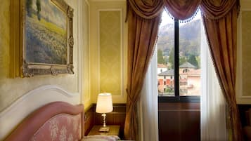 1 chambre, minibar, coffres-forts dans les chambres, bureau
