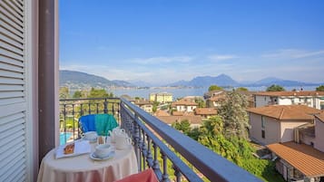 Deluxe driepersoonskamer, gedeeltelijk uitzicht op meer (Double/Twin + Sofa bed) | Terras