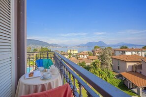 Family 3 - DELUXE, with lake view o partial lake / pool view | Terrace/patio