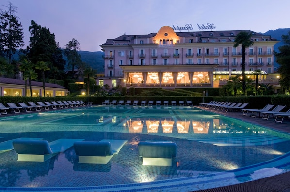 Piscina stagionale all'aperto, ombrelloni da piscina, lettini