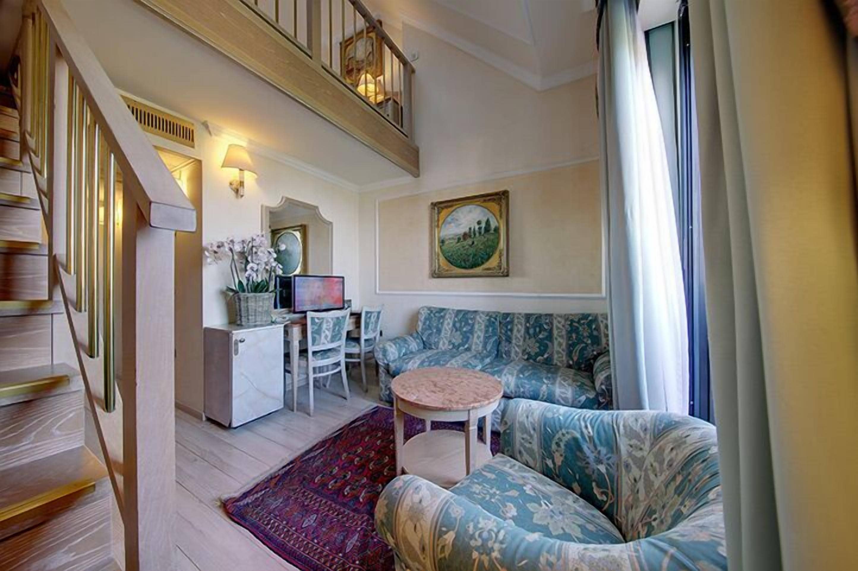 Chambre Triple Deluxe, vue partielle sur le lac (Double/Twin + Sofa bed) | Minibar, coffres-forts dans les chambres, bureau