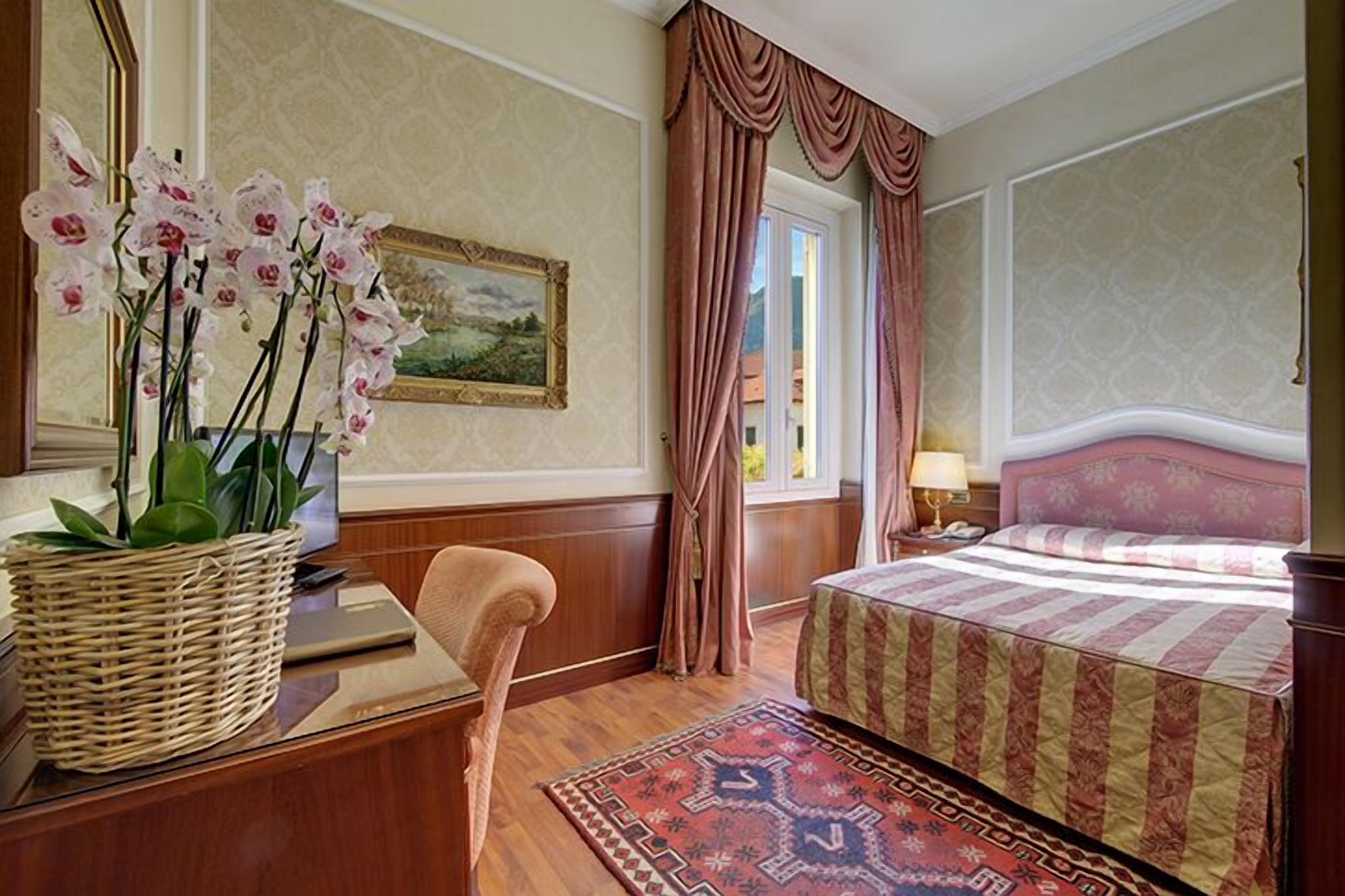 Chambre Classique Double ou avec lits jumeaux, côté montagne | Minibar, coffres-forts dans les chambres, bureau