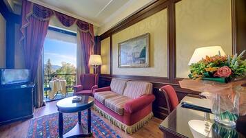 Suite, uitzicht op meer | Een minibar, een kluis op de kamer, een bureau, een laptopwerkplek