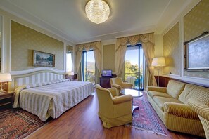 Junior suite, uitzicht op meer | Een minibar, een kluis op de kamer, een bureau, een laptopwerkplek