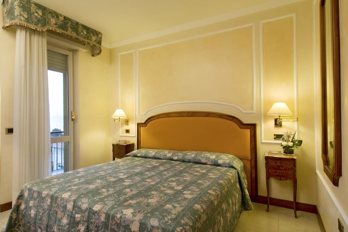 Quarto casal ou duplo standard, no piso térreo | Frigobar, cofres nos quartos, escrivaninha